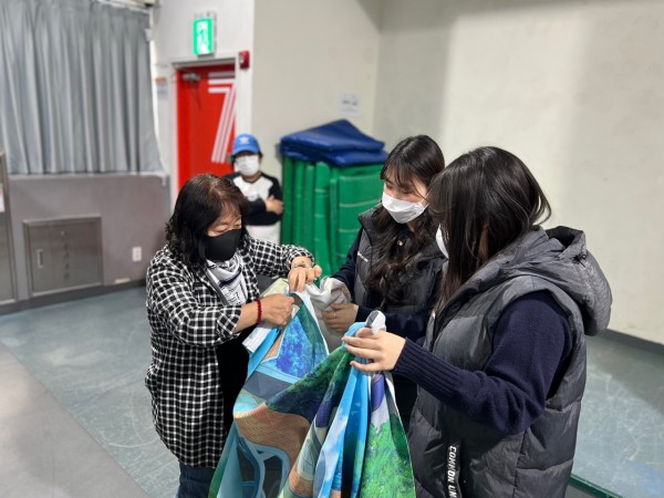 단원 분과 함께 천막을 설치하는 모습