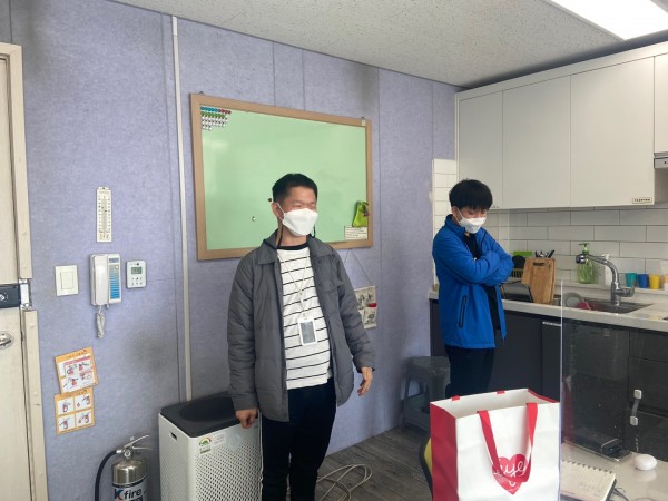 반장과 부반장이 된 후 앞으로의 다짐에 대해서 이야기 하는 모습입니다.