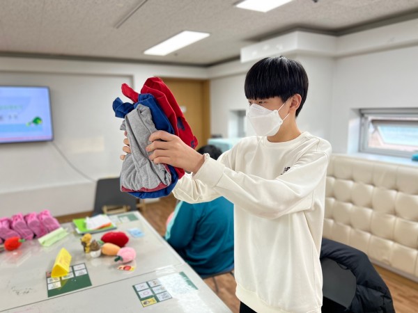 판매물건 소개하는 모습