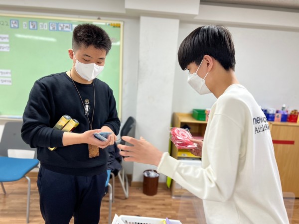 홍보를 통해 판매에 성공한 모습