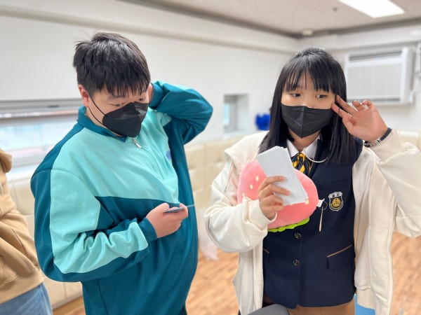 맘에드는 물건을 찾아 구매하는 모습