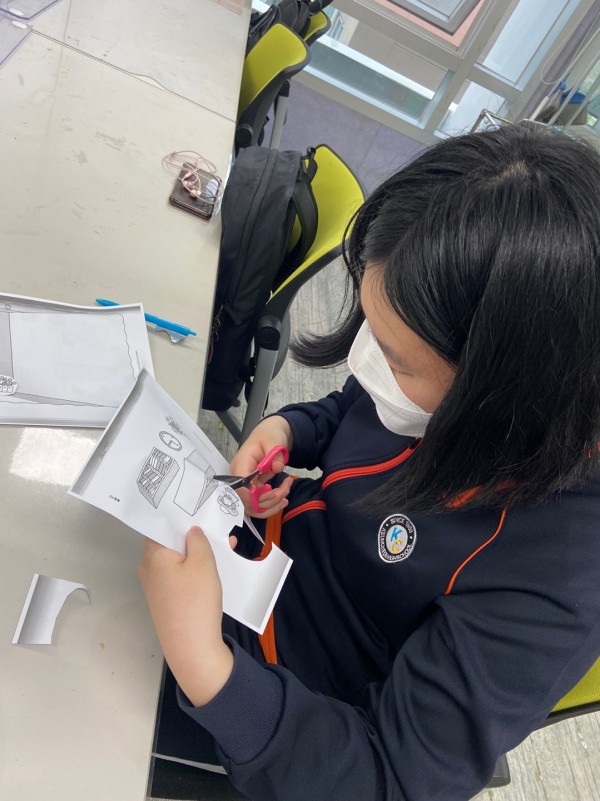 가구와 소품을 방을 꾸미기 위해서 오리고 있는 모습입니다