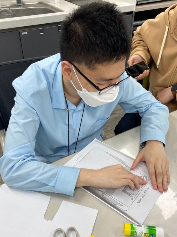 방을 꾸미고 있는 모습입니다