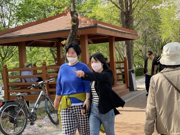 친구들이 어디있는지 확인하는 모습