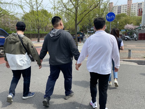 사이좋게 손 잡고 걸어가는 모습