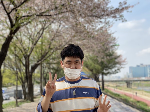 벚꽃 밑에서 사진 찍는 모습