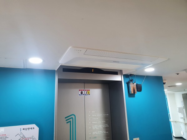1층 엘리베이터 앞 새로 설치한 에어컨