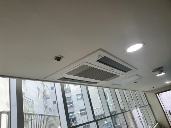 1층 챌린지실 앞 새로 설치한 에어컨