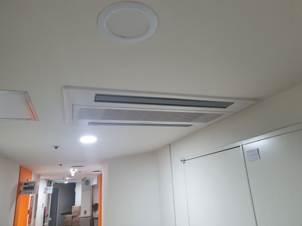 지하 1층 복도 새로 설치한 에어컨