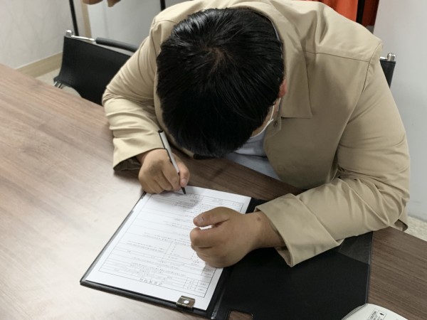 사업체의 근로계약서를 작성하고 있는 모습
