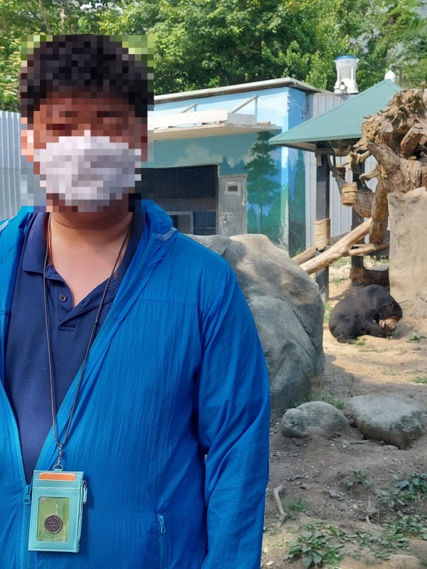 곰과 사진을 찍은 훈련생