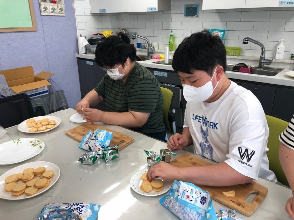 말랑카우와 과자를 이용해서 열심히 크래커를 만들고 있는 모습입니다.