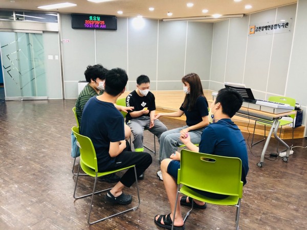 정답게 음악수업을 하고 있는 모습입니다.