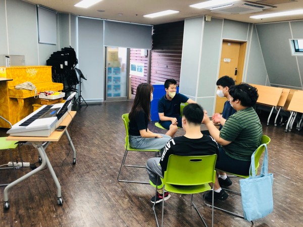 즐겁게 소리를 즐기고 있는 아이들