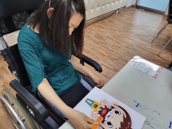충치를 예방하기 위해 올바른 양치질 실습하는 모습