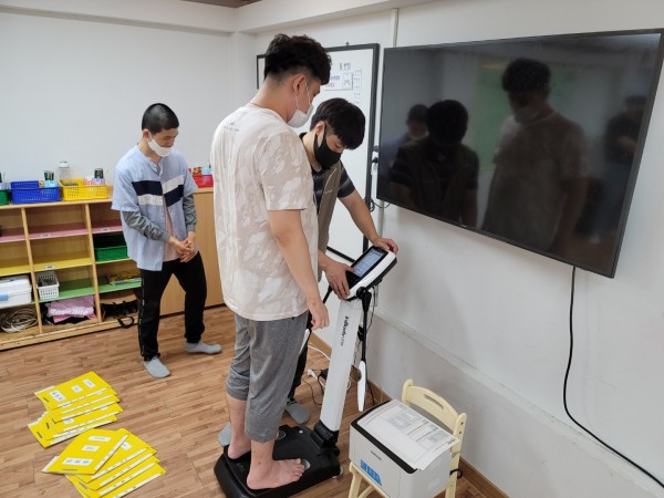 인바디 측정하는 모습