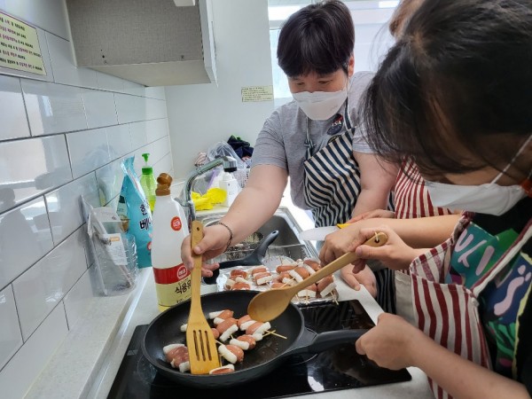 프라이팬에 조리하는 모습