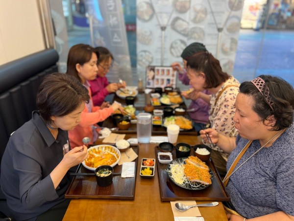 다 함께 맛있게 저녁식사 하는 모습