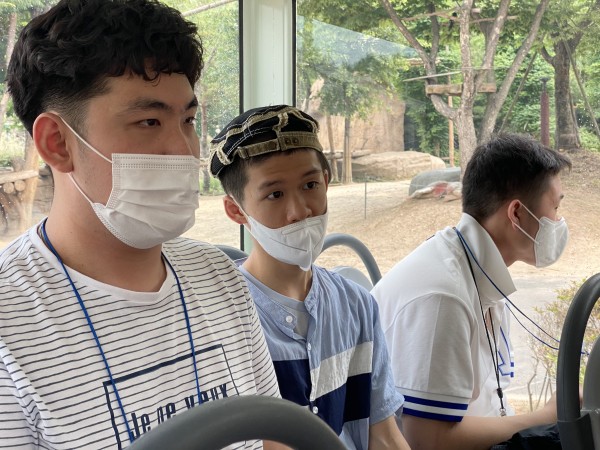 호랑이가 무서워 옆을 보지 못하는 모습