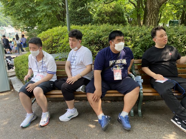 지친 모습의 남성 참여자