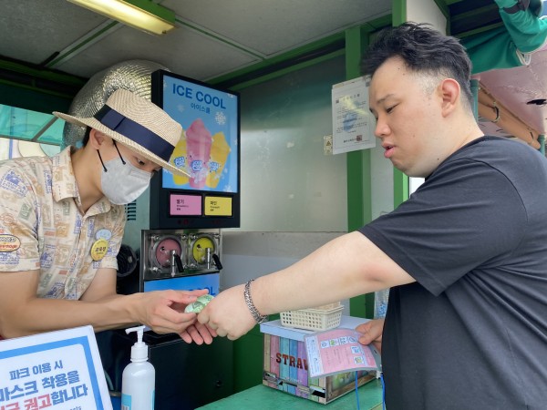 용돈으로 직접 결제를 하는 모습