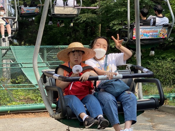 함께 탄 리프트에 즐거운 모습