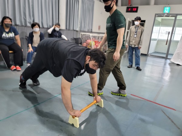 신체운동을하는 이용자의 모습