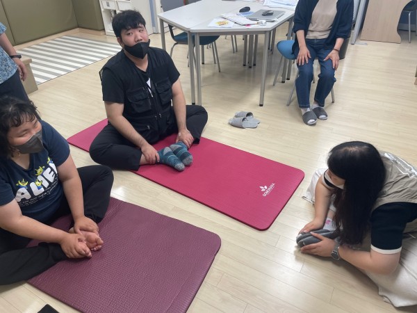 요가자세를 따라하는 모습