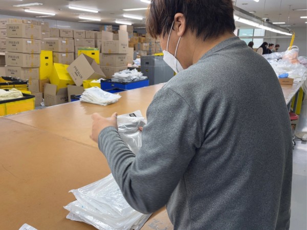 의류포장 직무로 훈련하고 있는 모습