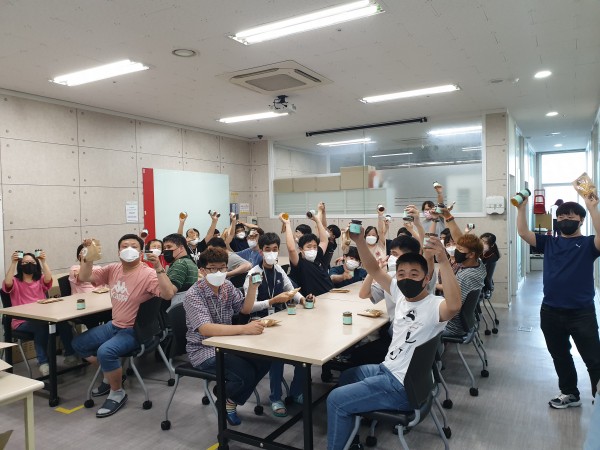 트러스티마이잼 받고 좋아하는 모습(출처:SG블루웰)
