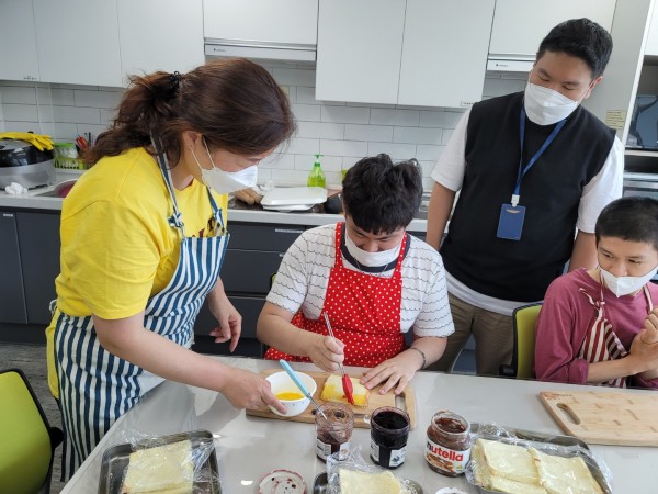 강사님과 함께 빵에 계란을 묻히는 모습