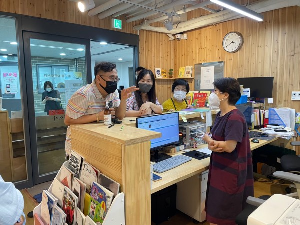 도서관장님과 AAC를 활용한 의사소통에 대해 대화 나누는 종사자들
