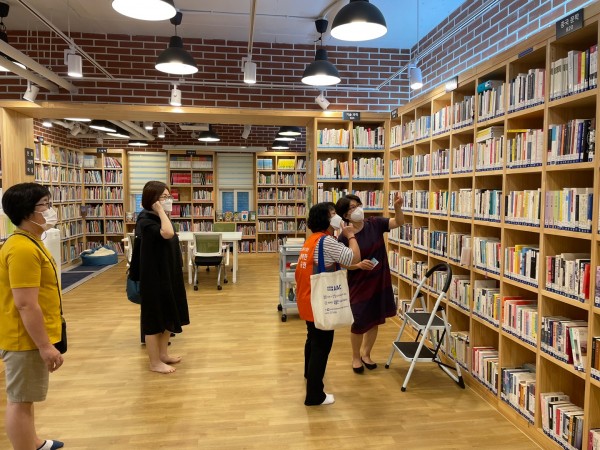 해오름도서관에서 AAC의사소통판으로 안내받는 AAC모니터링단