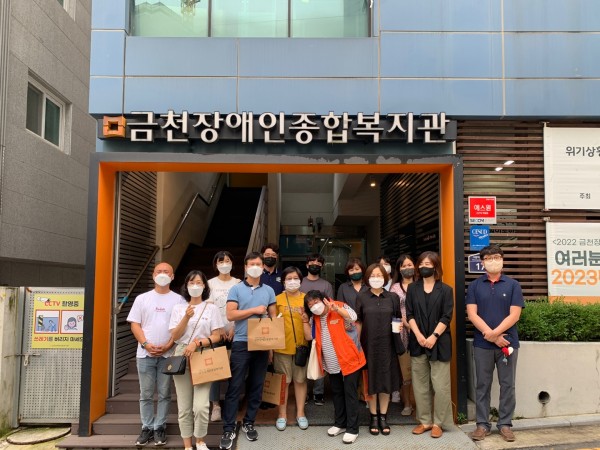 정읍시 장애인복지기관 종사자들과 복지관 앞에서 단체사진