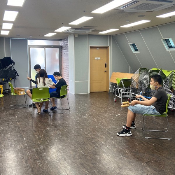 악기를 두드리며 연주해보는 모습.
