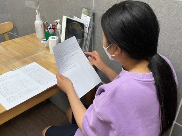 취업 전 면접 예상질문을 준비하고 있는 모습