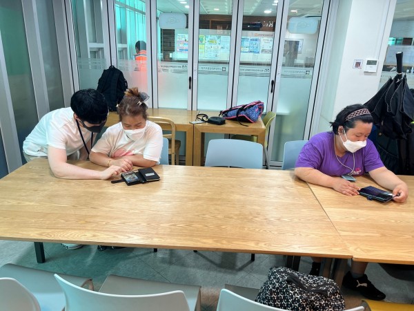 담당자와 함께 실습하는 모습