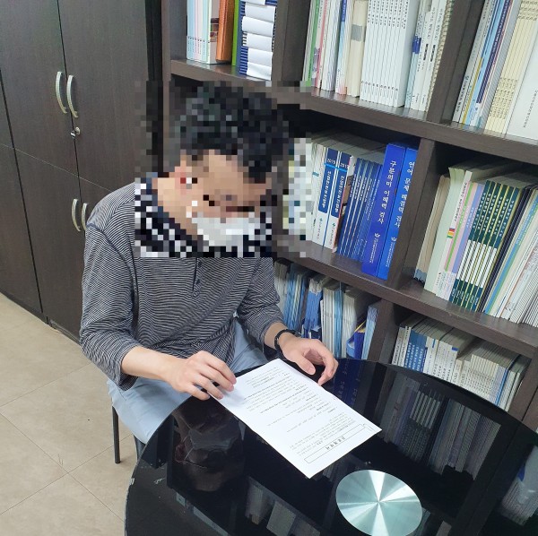근로계약서를 작성하고 있는 모습