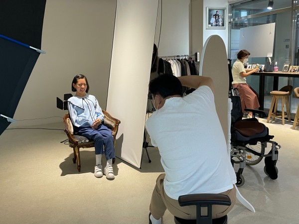 예쁘게 증명사진 촬영하는 이용자와 작가님