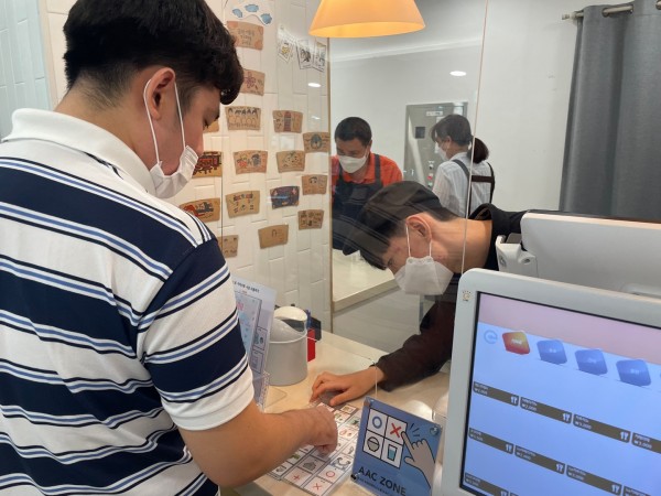 AAC 의사소통판으로 초코라떼 시키는 이용자
