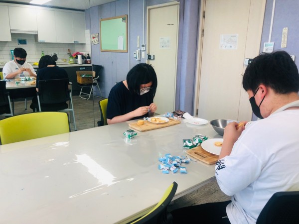 말랑카우와 야채크래커로 조리하고 있는 모습