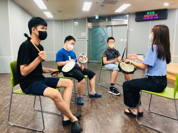 타악기를 이용해서 연주하고 있는 이용자의 모습