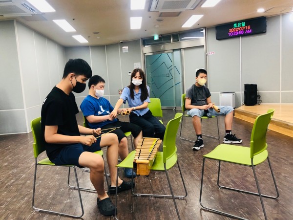실로폰을 두드리고 있는 모습
