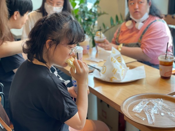 도넛을 맛있게 먹는 이용자