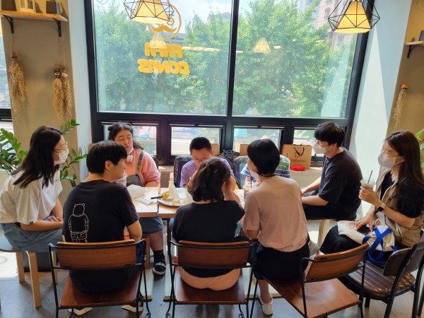 파파도나스에 앉아 이야기 나누는 영동주간보호센터와 AAC 담당자