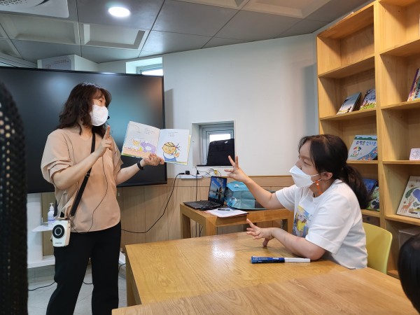 강사님의 동화구연을 경청하는 모습