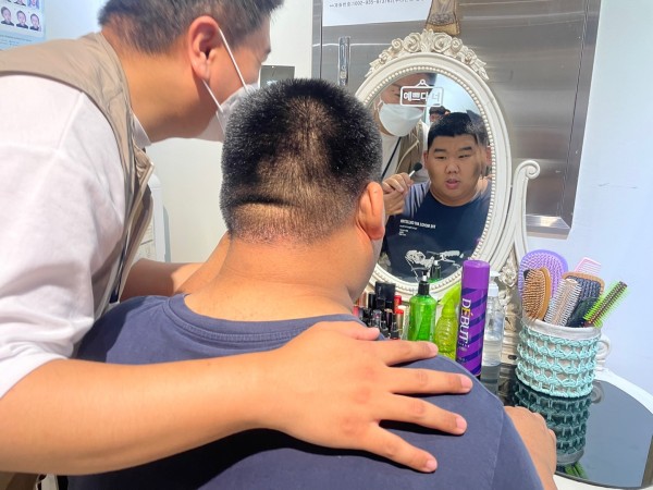 사진 찍기 전 단정하는 모습