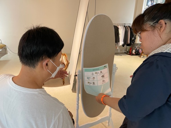 AAC 활용하여 사진 찍는 모습