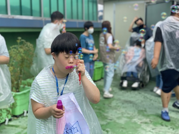 비눗방울에 집중한 정00 이용자