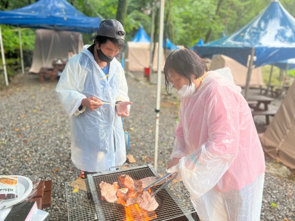 직접 고기 구워먹는 모습